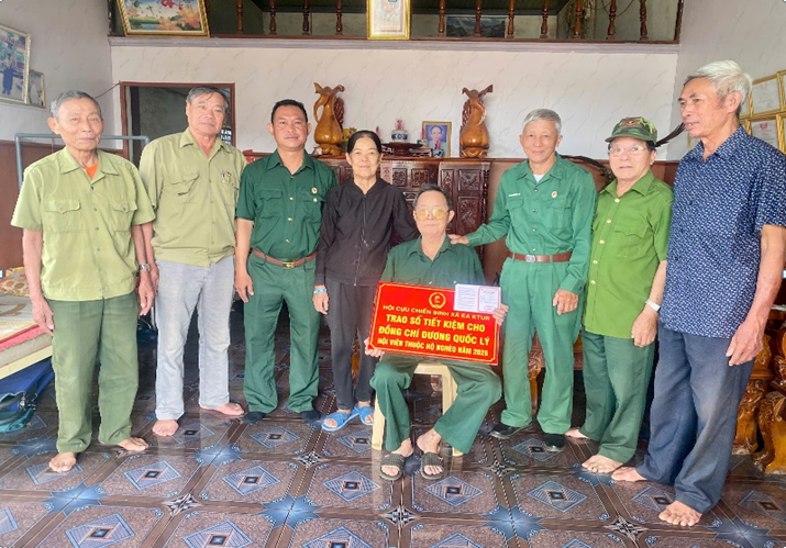 Ea Tul tặng sổ TK